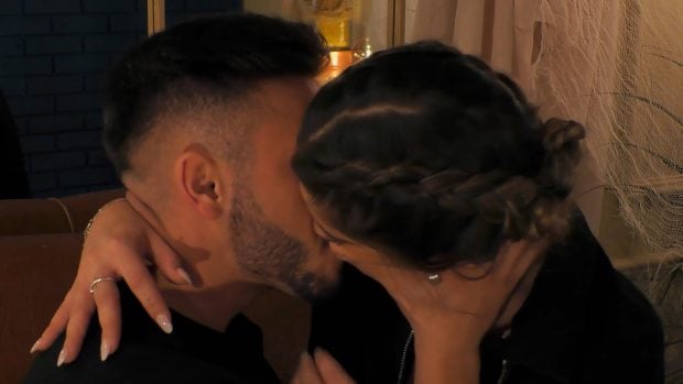 Adrián y Lorena se dan un apasionado beso en First Dates. (Mediaset)