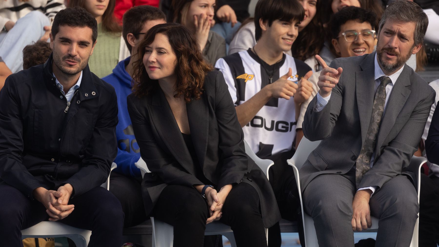 Isabel Díaz Ayuso junto al alcalde de Torrejón (izq) y el Consejero de Presidencia (drcha). Foto:EP