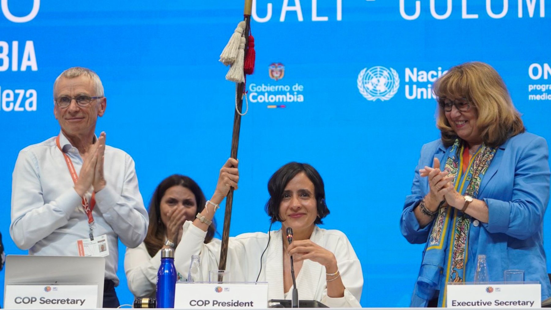 La ministra colombiana de Ambiente y Desarrollo Sostenible, Susana Muhamad, sosteniendo un bastón durante una sesión de la Conferencia de la ONU sobre Biodiversidad Biológica (COP16) en Cali