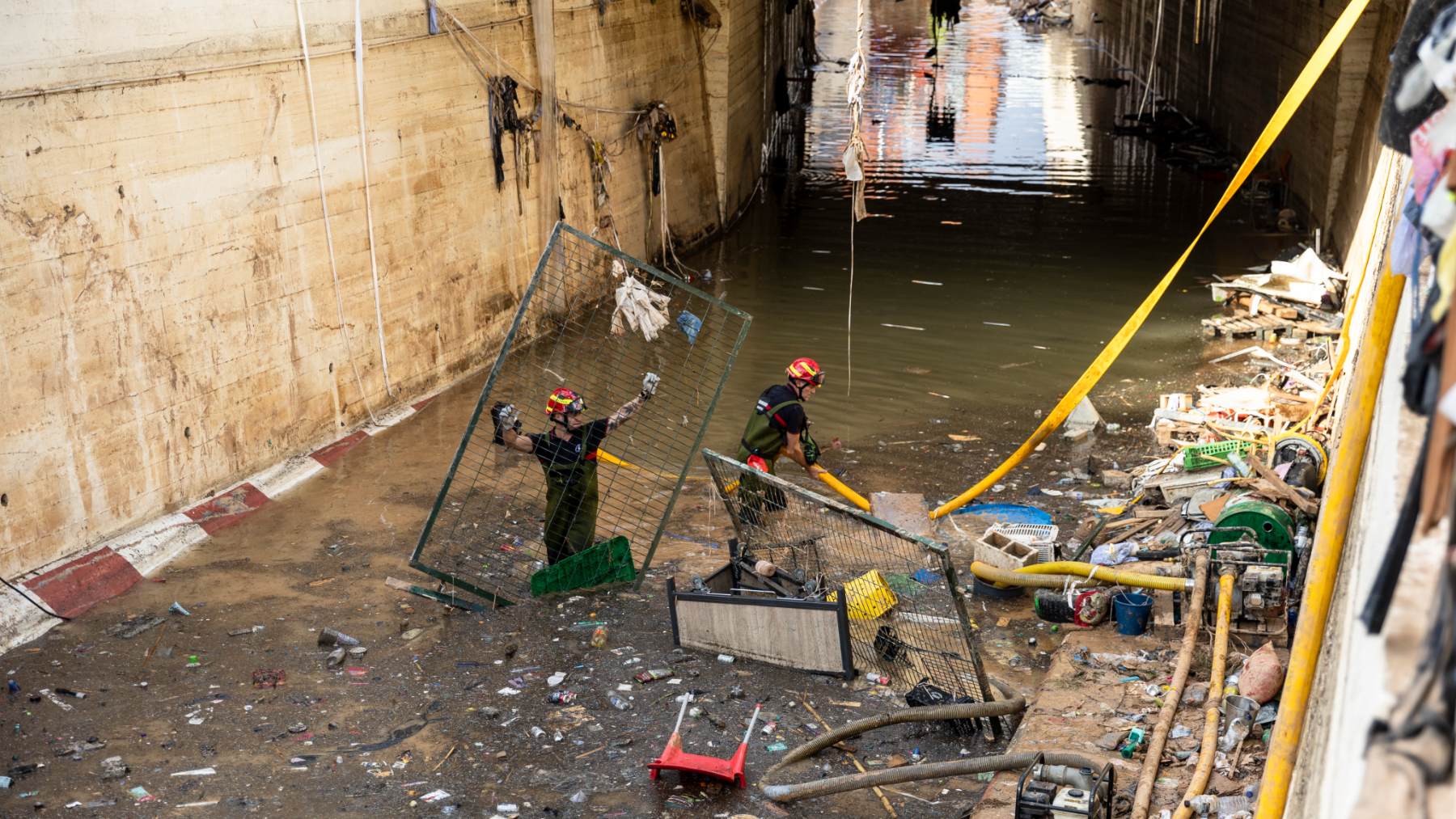 Equipos de rescate buscan víctimas de la DANA en Valencia.