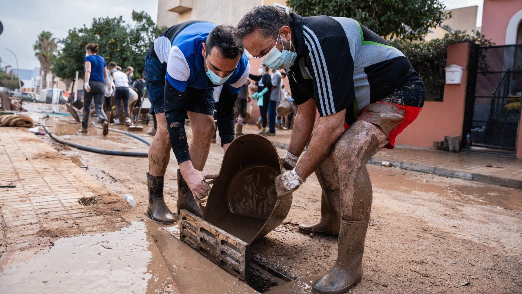 Varias personas limpian una zona afectada por la DANA. (Foto: EP)