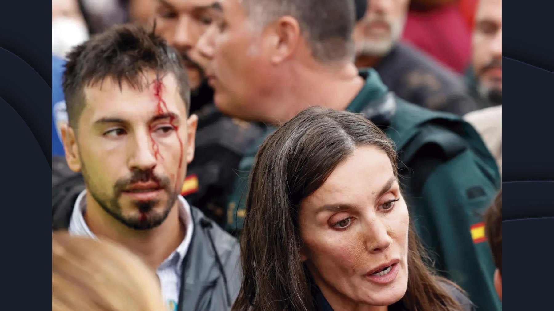 El escolta con la cara ensangrentada tras la Reina Letizia.