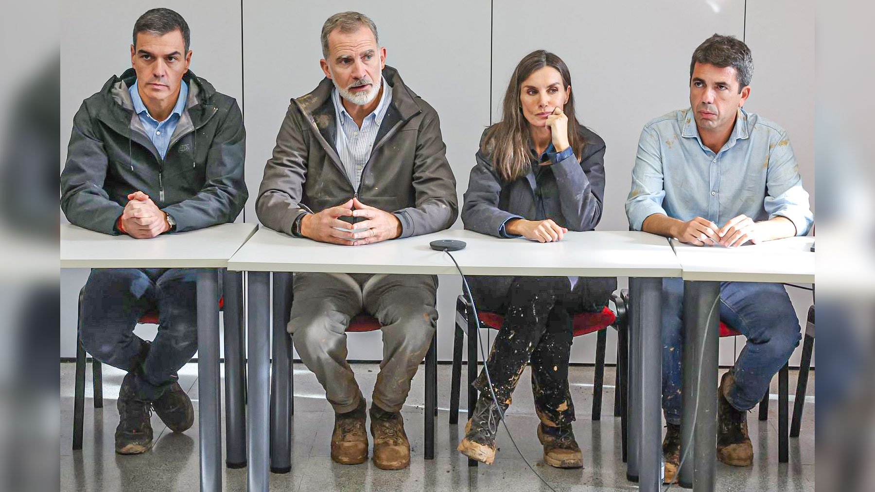 Pedro Sánchez, los Reyes y Carlos Mazón tras la visita a Paiporta.