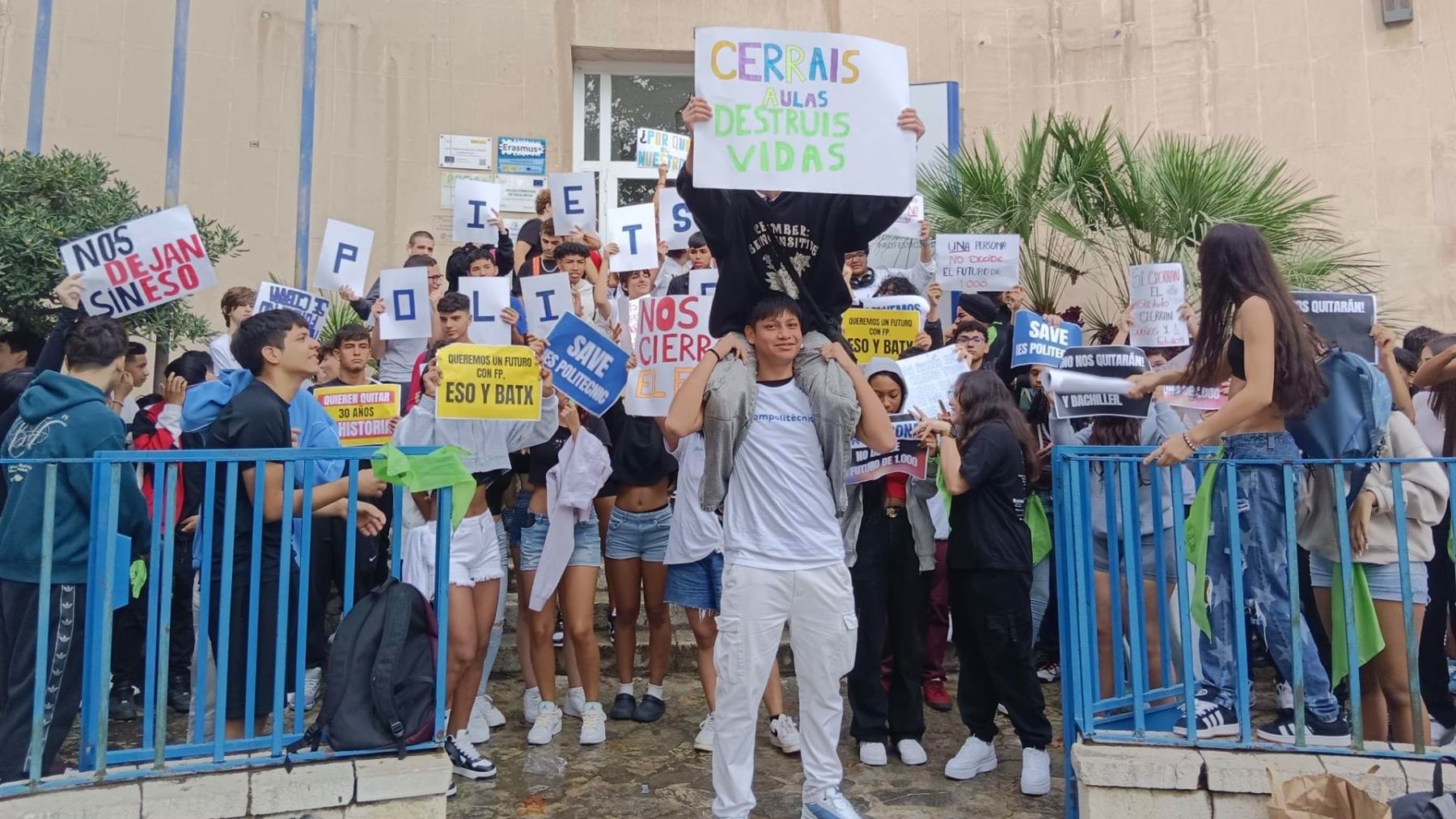 Alumnos del IES Politècnic protestan por la eliminación de las plazas de ESO y Bachillerato