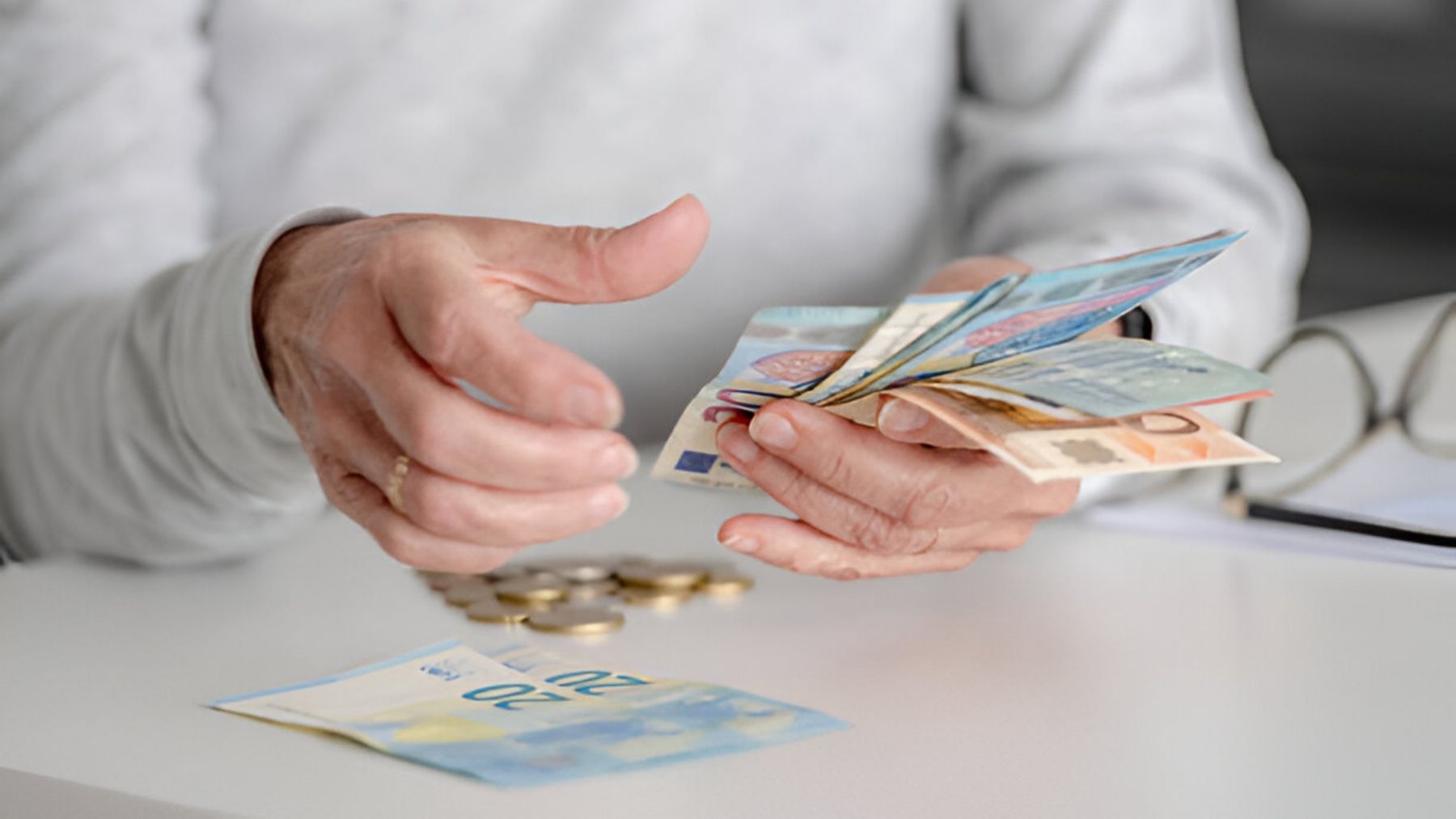 Mujer mayor contando dinero.