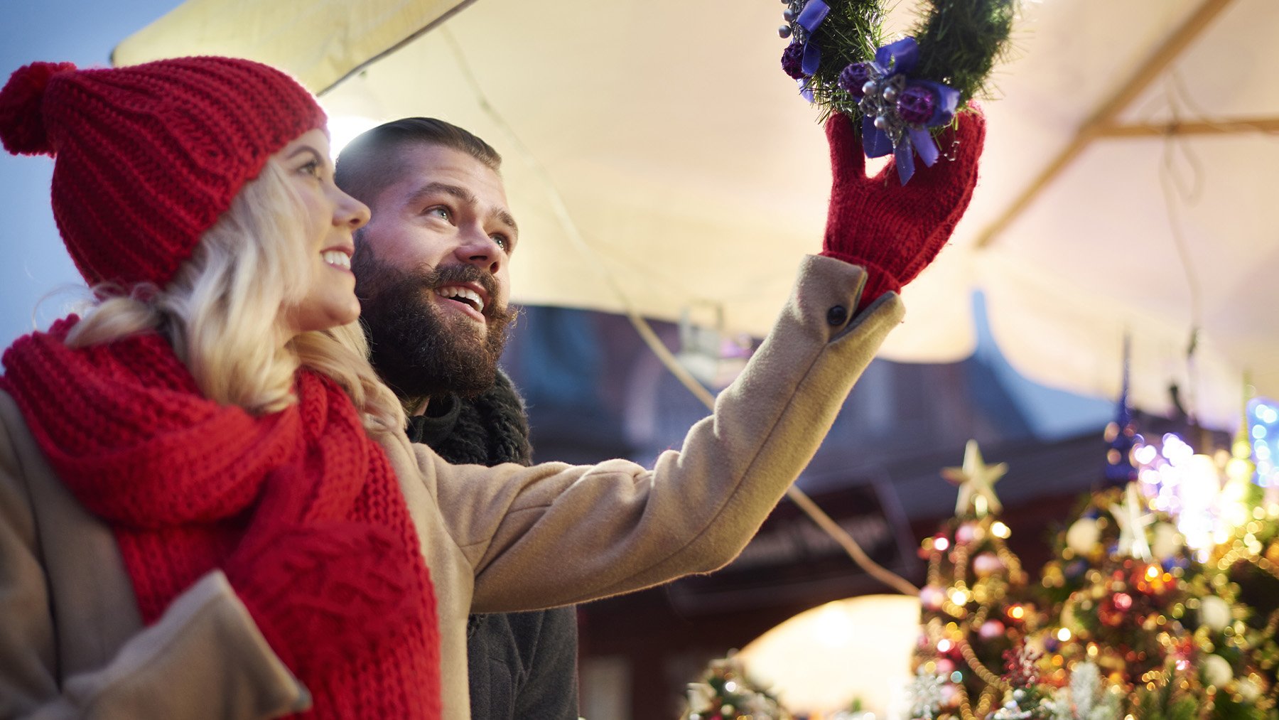 Pareja realizando compras navideñas. Foto: Freepik.