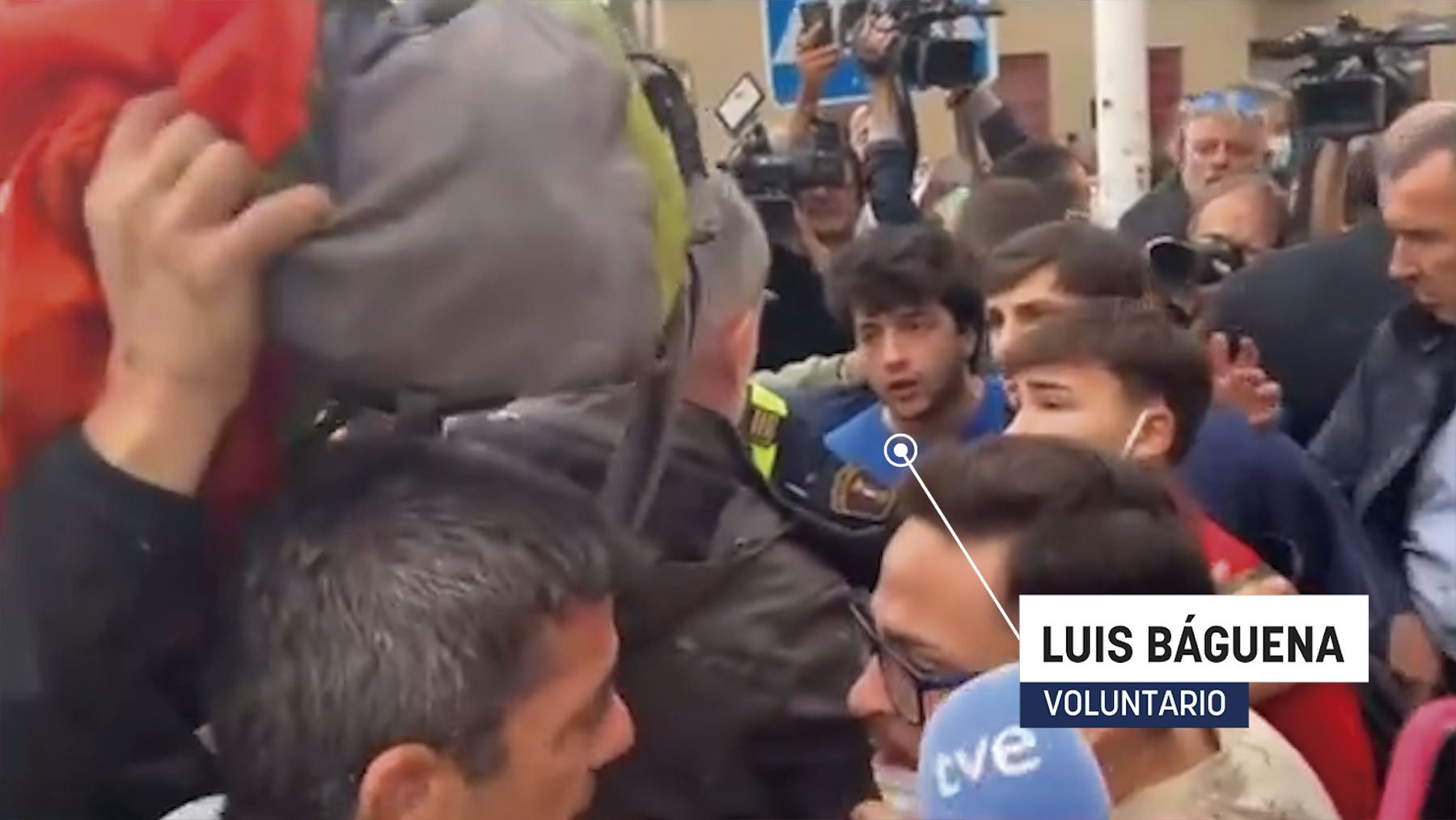 El voluntario, Luis Báguena, con el Rey Felipe VI.