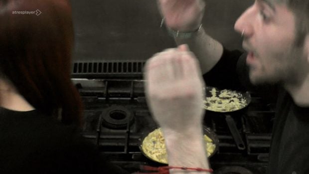 El cocinero de la cafetería del Club Deportivo Estoril II quema la tortilla que ha pedido Chicote en Pesadilla en la cocina (Atresmedia).