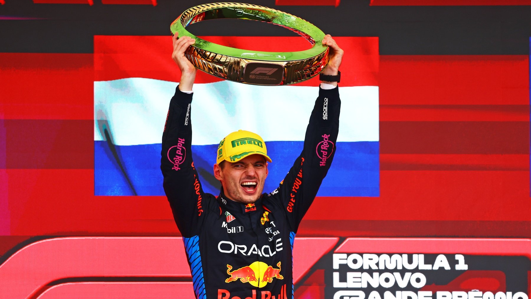 Max Verstappen levanta el trofeo de ganador del GP de Brasil. (Getty)