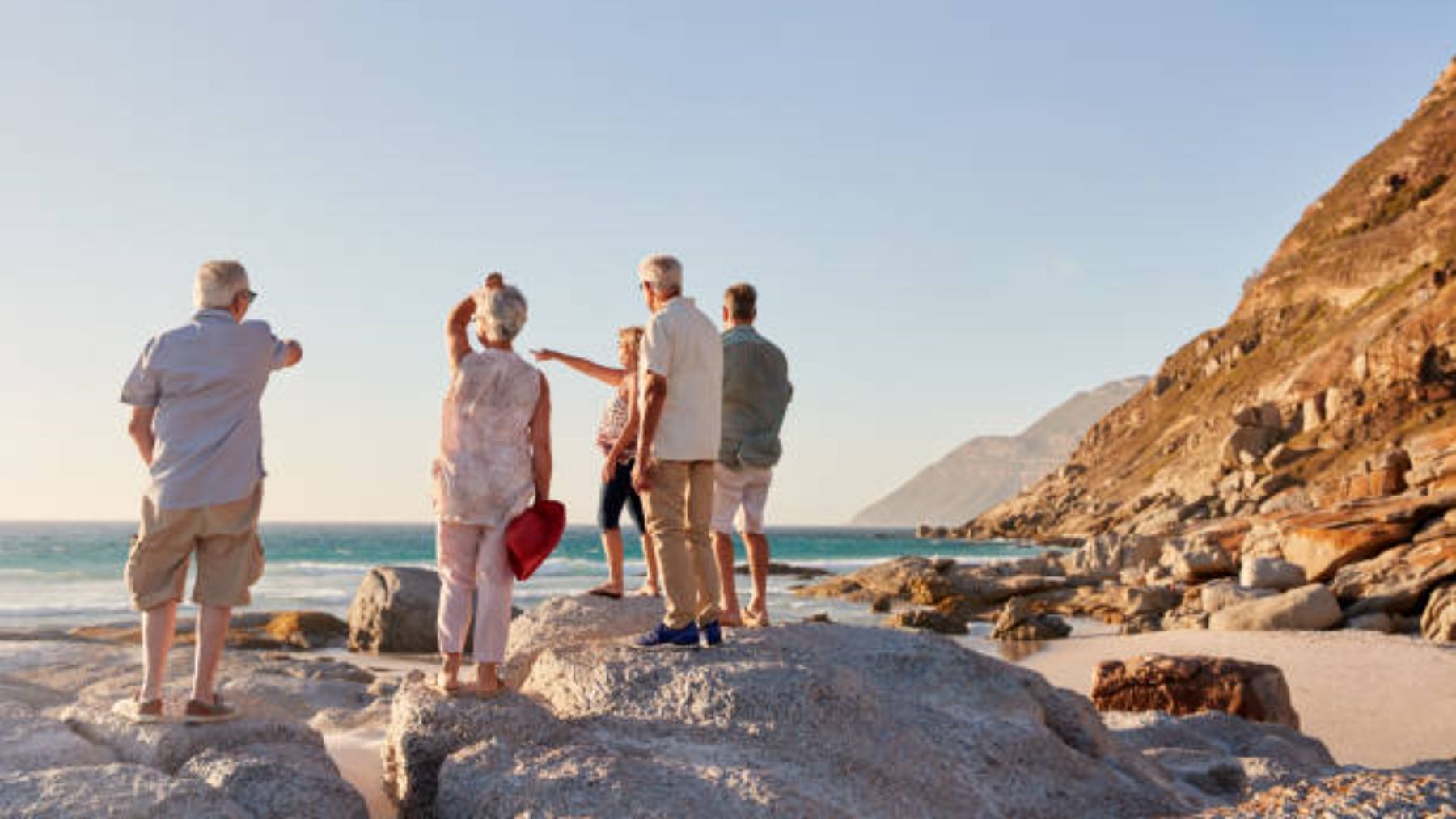 Gente en las rocas de una playa.