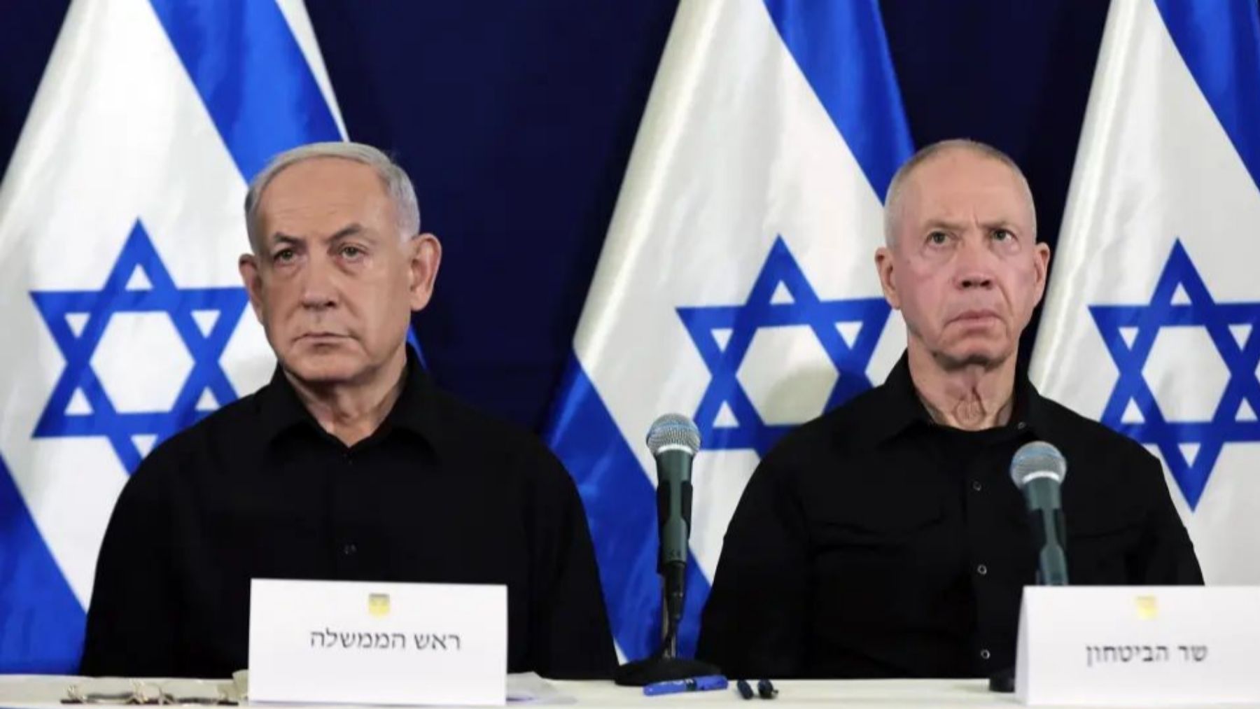 Netanyahu y el recién destituido ministro de Defensa, Yoav Gallant. (Abir Sultan / POOL)