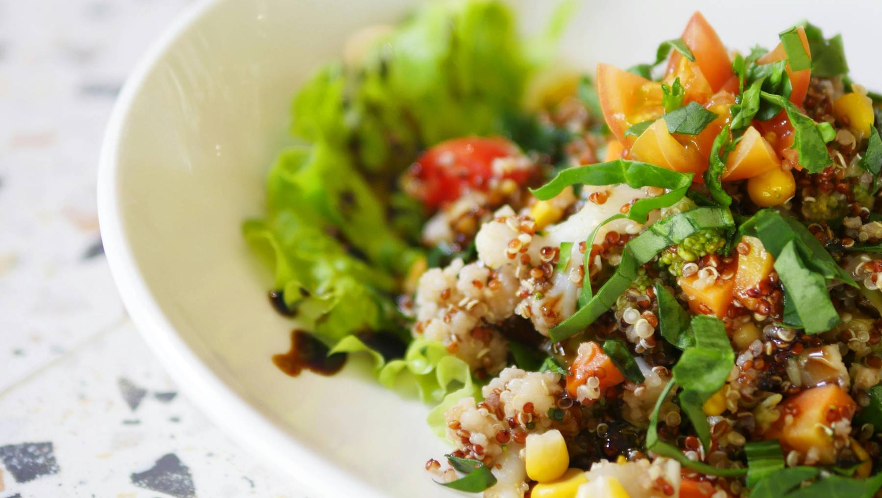 Bol de quinoa con verduras.