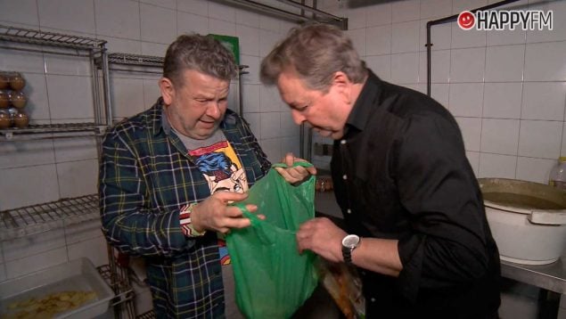 Alberto Chicote junto a Emilio, el propietario del Asador Casa Juan, en Paiporta (Atresmedia).