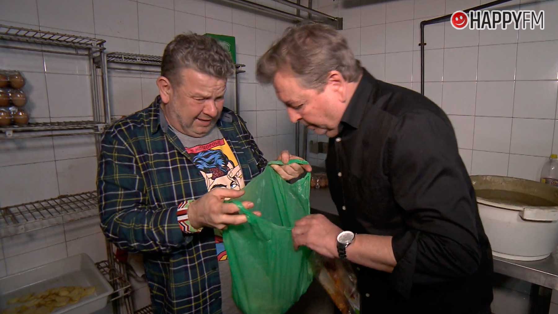 Alberto Chicote junto a Emilio, el propietario del Asador Casa Juan, en Paiporta (Atresmedia).