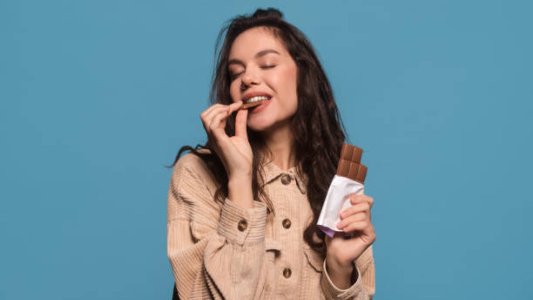 Mujer comiendo chocolate.