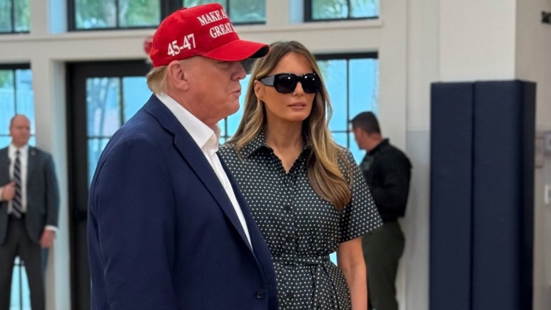 Donald y Melania Trump en la sede republicana de Palm Beach tras votar.