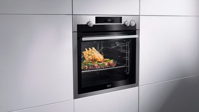 72 litros, función pirolítica, sonda térmica y acabado elegante: Este horno de AEG está rebajado un 42% en Amazon