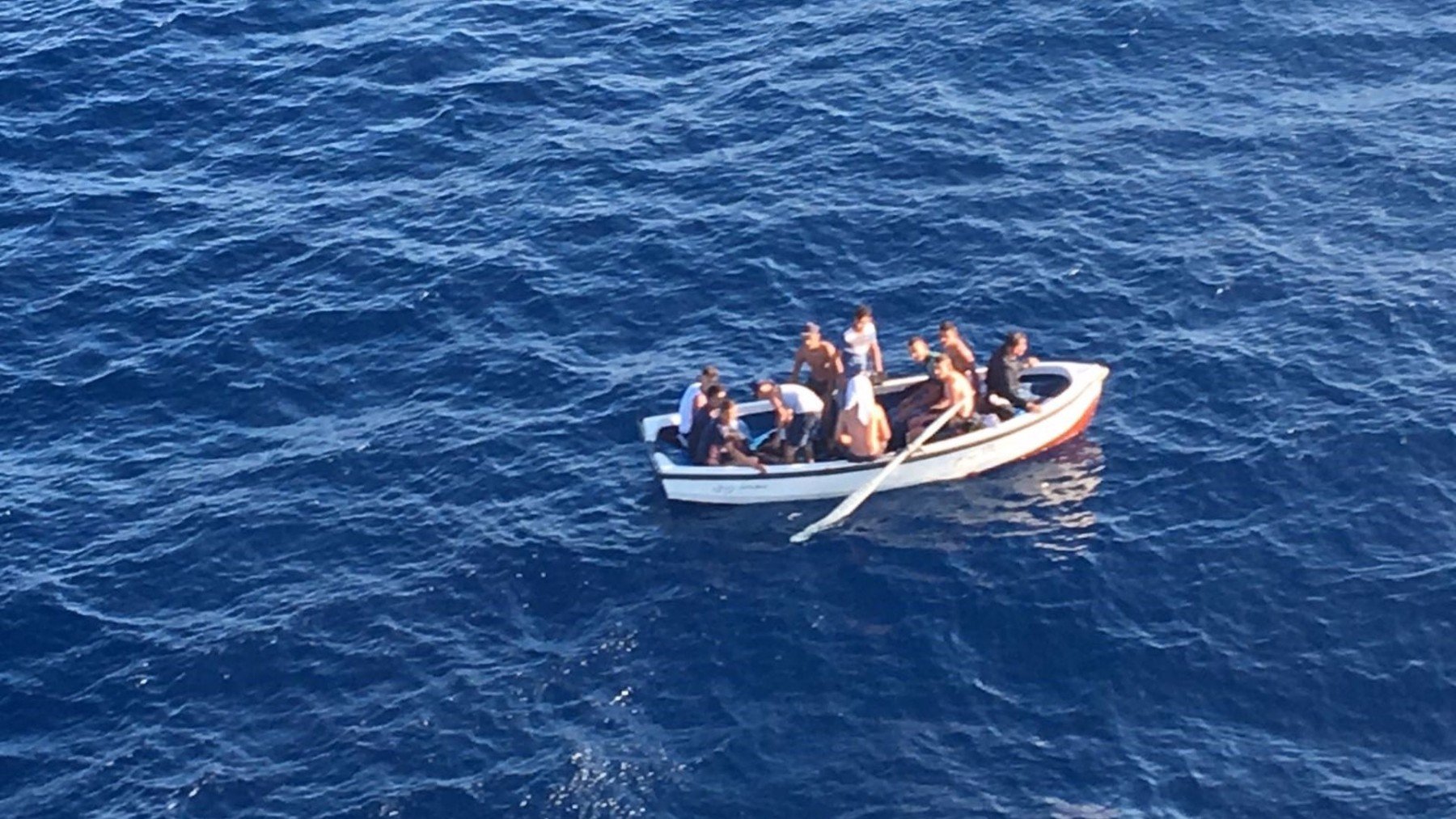 Una patera en aguas de Baleares.