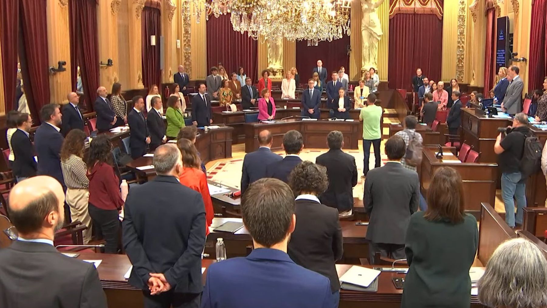 Minuto de silencio en el Parlament balear por las víctimas de la DANA.