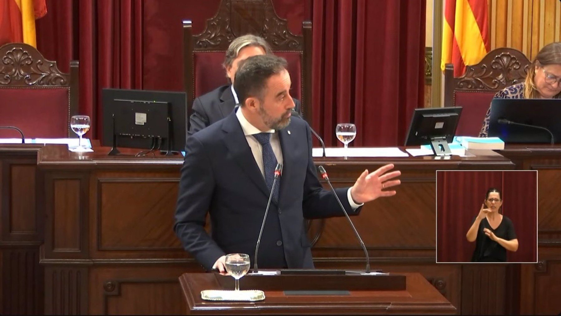 El conseller de Vivienda, Territorio y Movilidad, José Luis Mateo, en el Parlament.