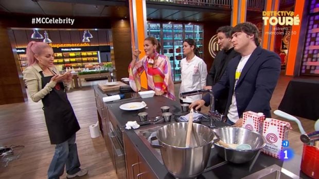 Hiba Abouk defendiendo su plato ante los chefs de 'MasterChef Celebrity 9'. (RTVE)