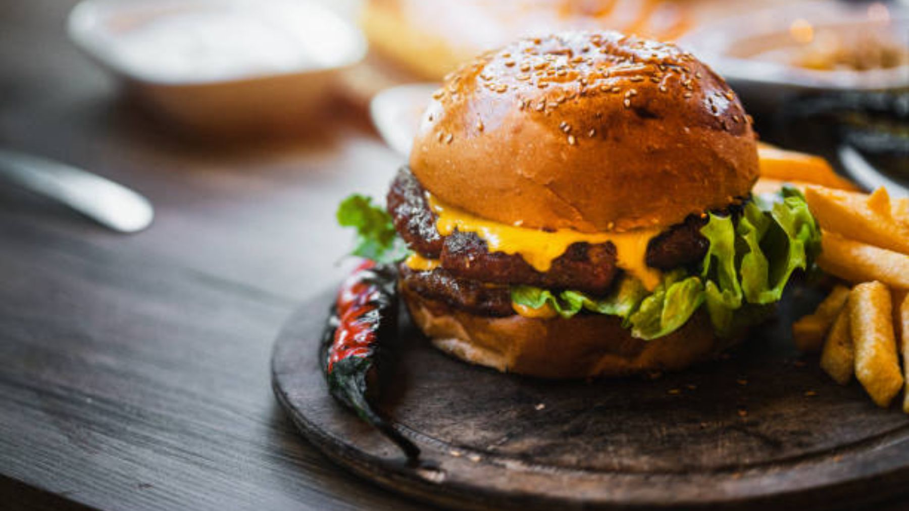 Hamburguesa con salsa.