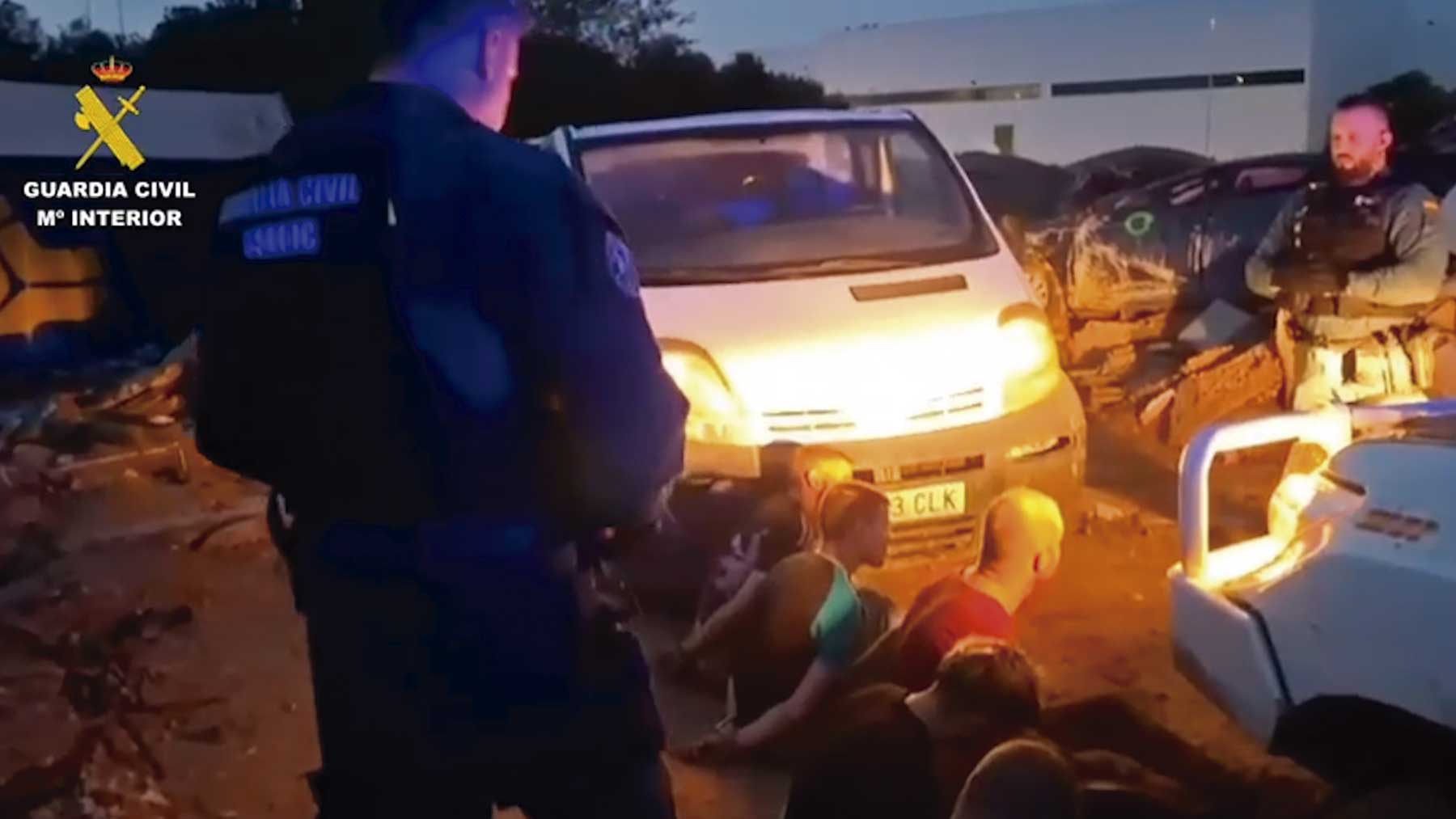 La Guardia Civil detiene a varios saqueadores el lunes en Ribarroja (Valencia).