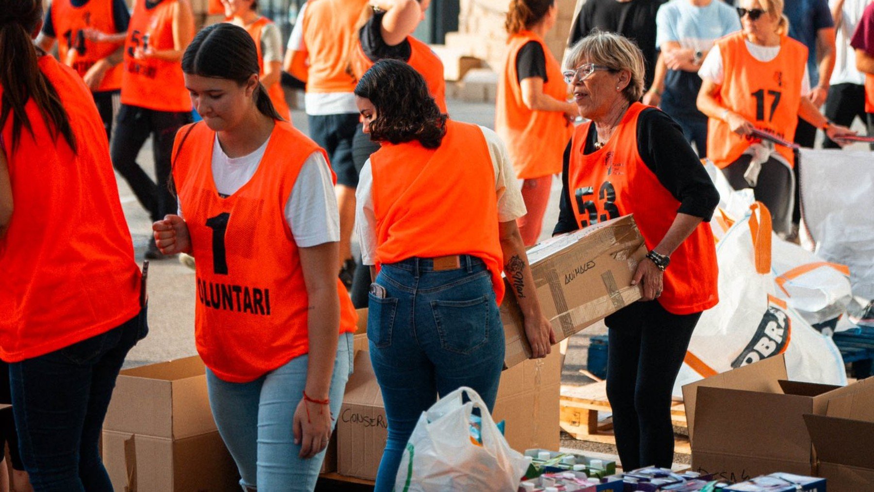 Los voluntarios, recogiendo artículos.