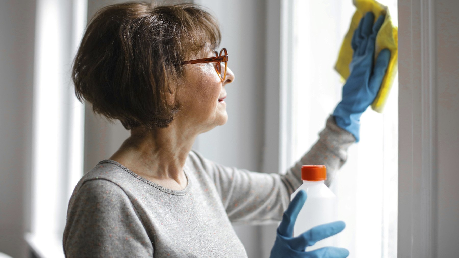 Mujer limpiando la casa. Foto: Pexels.