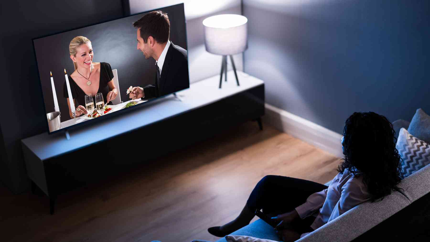 Una joven viendo la televisión.