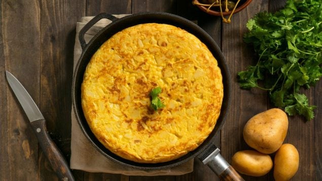 El truco de los cocineros para arreglar una tortilla de patatas seca sin usar sal ni aceite