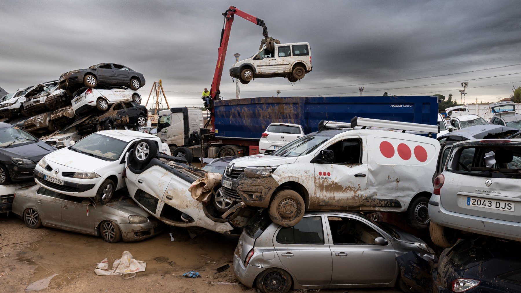 Una grúa ayer 4 de noviembre de 2024, en Paiporta, Valencia (Foto: Europa Press)