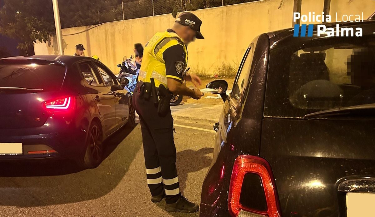 Agentes de la Policía Local de Palma en la realización de un control durante la Noche de Todos los Santos.