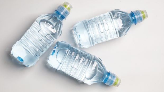 Botellas de agua de plástico