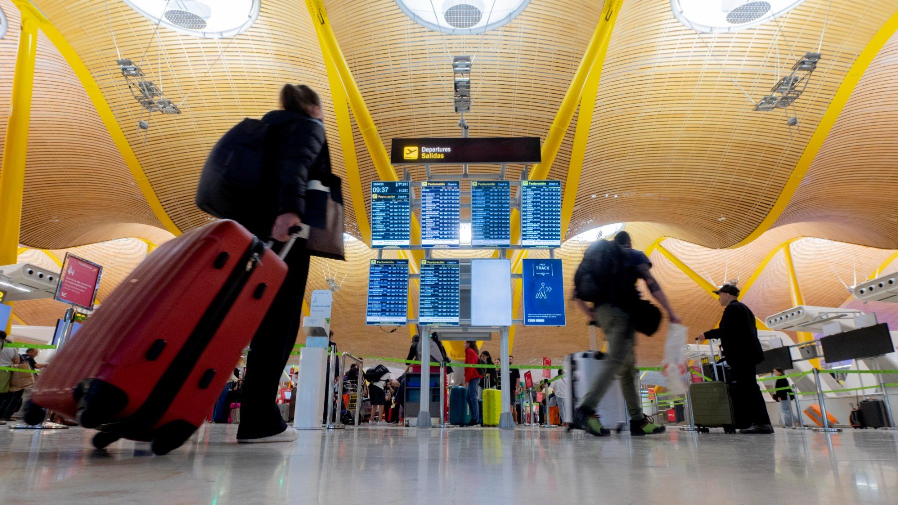 Viajeros en el Aeropuerto Adolfo Suárez – Madrid Barajas