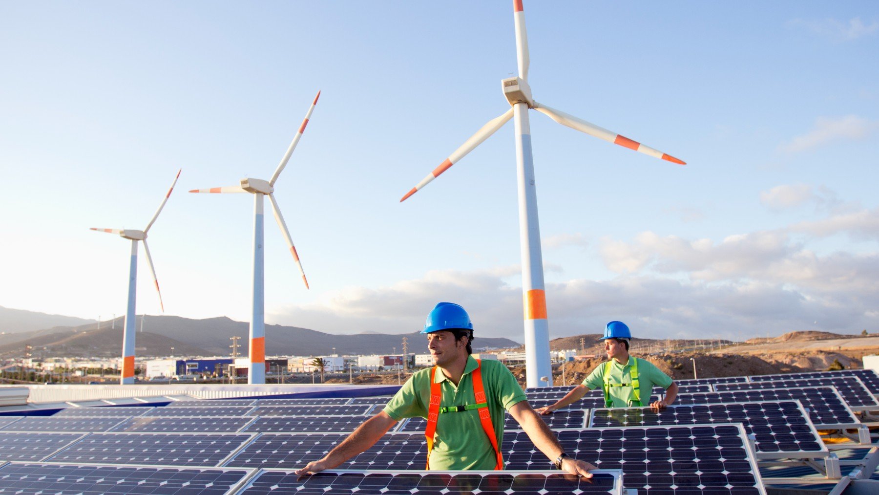 Las tecnologías líderes en este avance han sido con diferencia la solar fotovoltaica y la eólica