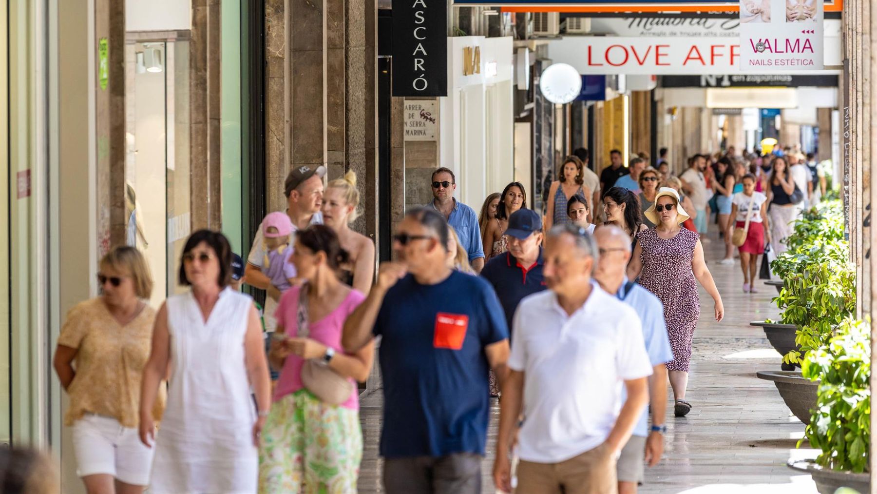 Personas paseando por el centro de Palma. (Europa Press)