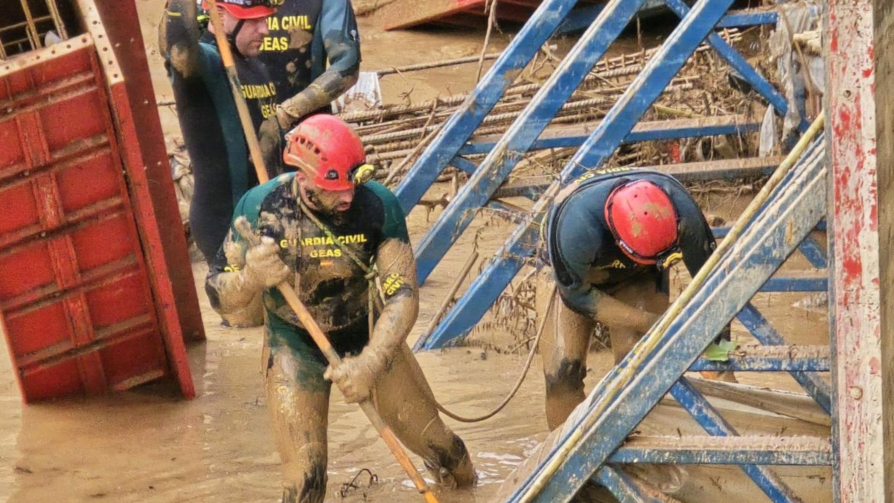 Guardias Civiles escoltas del Rey colaboran en las labores de emergencia en la zona de la DANA. (Foto: Zarzuela)