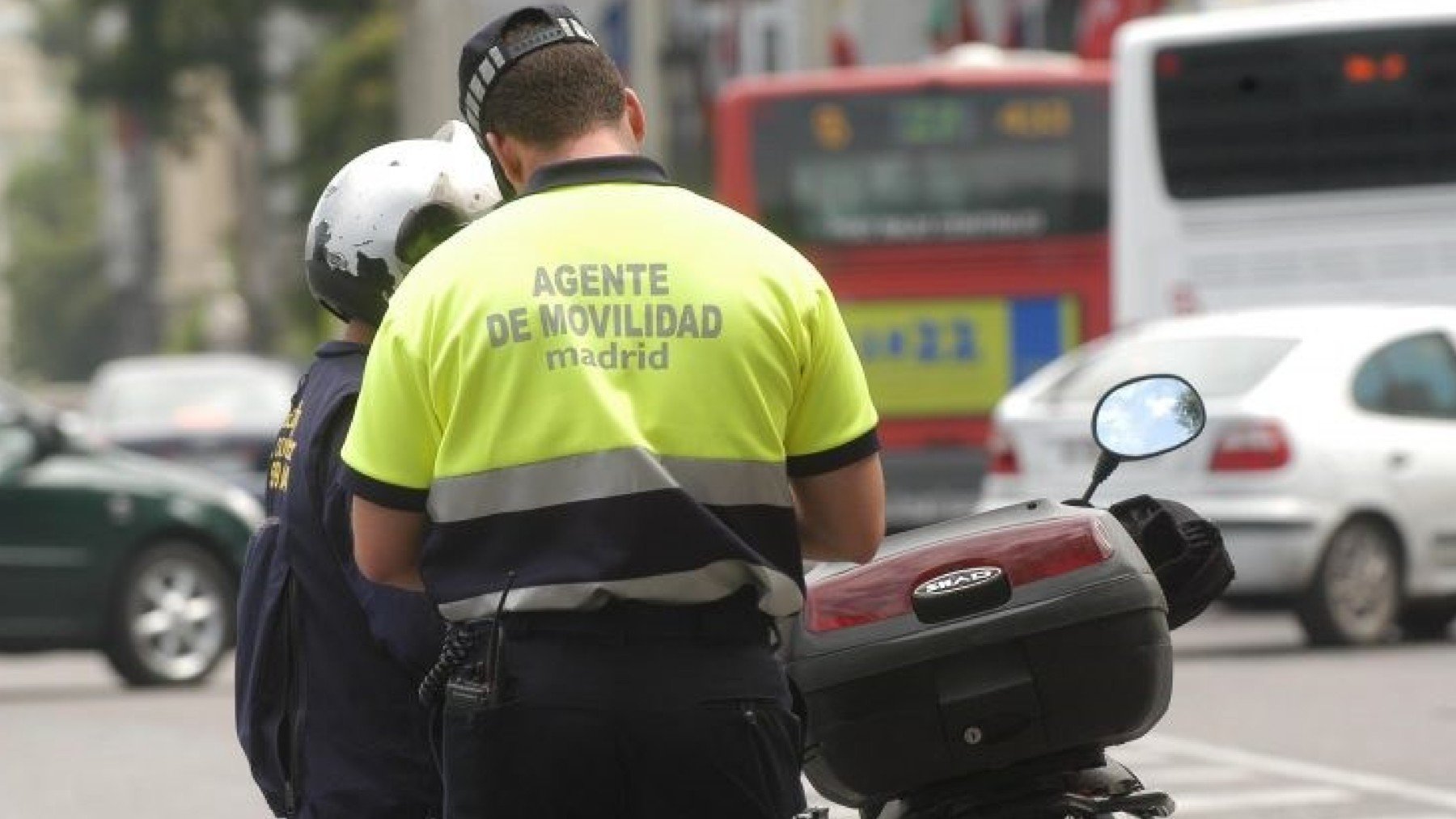 Un agente de movilidad de Madrid multando a un conductor.