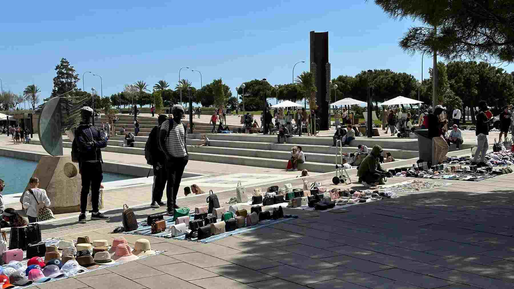 Manteros en el Parc de la Mar de Palma.