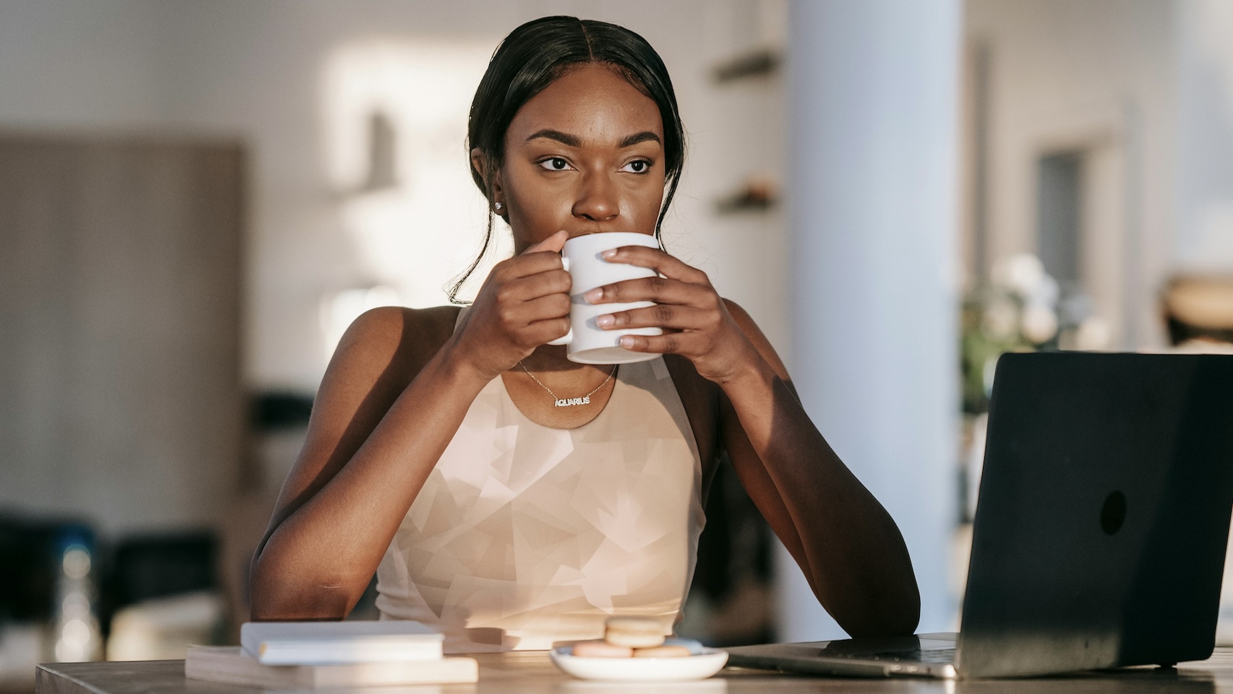 Mujer sujetando una taza de café.