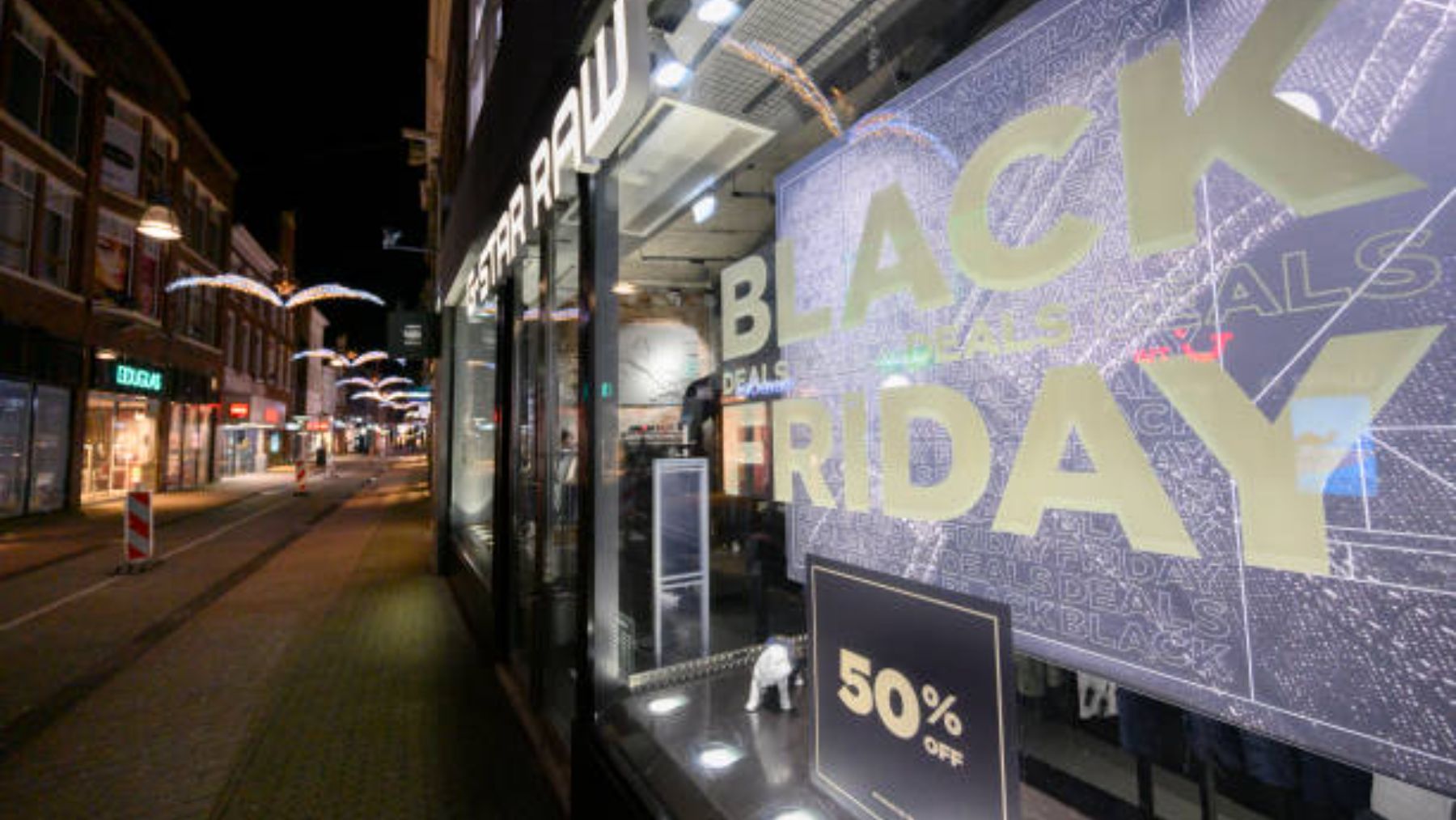 Tienda con cartel del Black Friday.