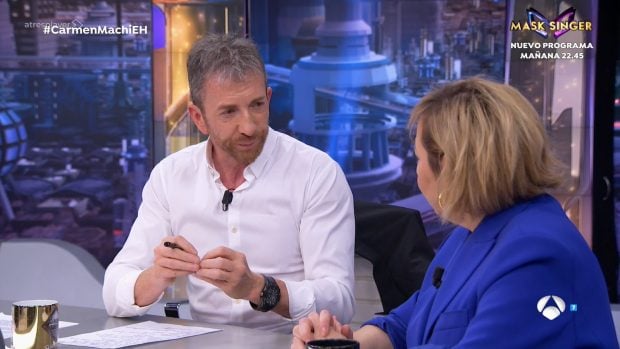 Pablo Motos junto a Carmen Machi durante una entrevista en El Hormiguero (Atresmedia).