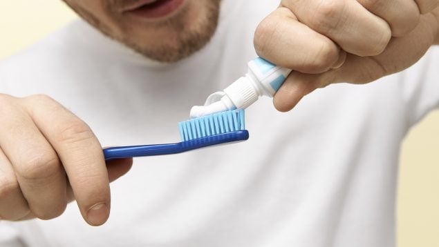 hombre, lavándose los dientes, pasta de dientes, cepillo