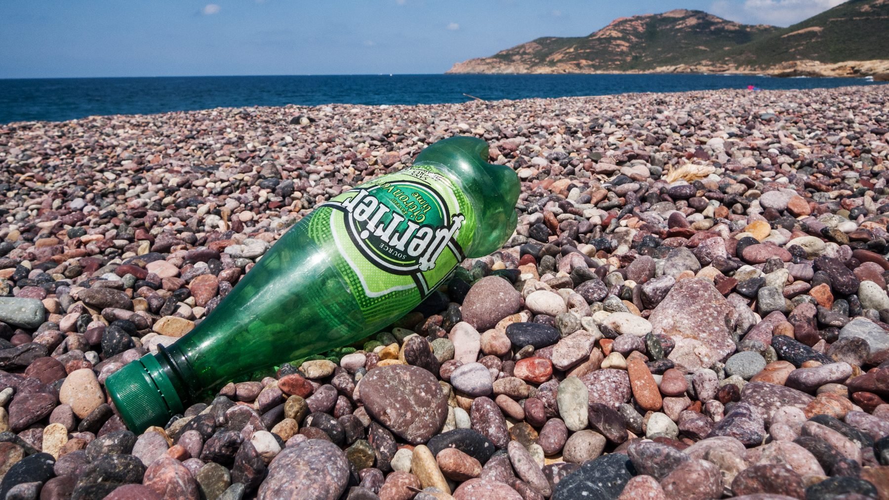 Una botella de plástico abandonada en una playa de Francia