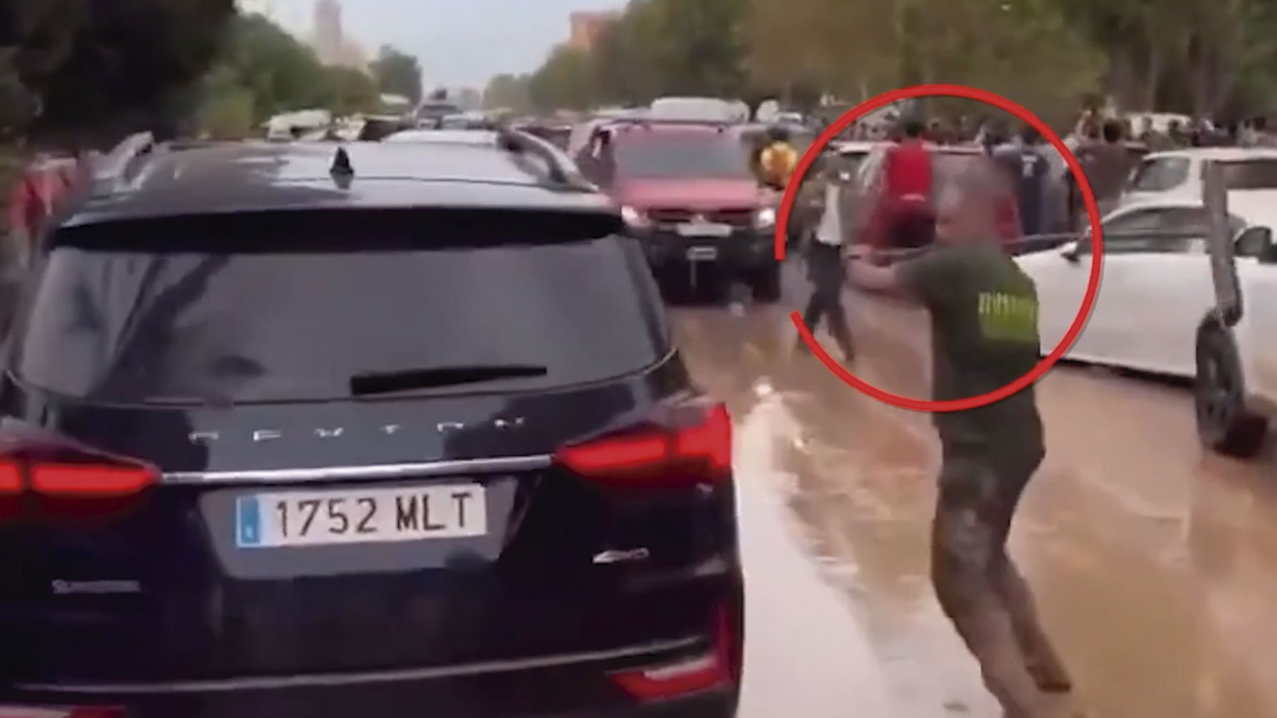 Un vecino golpea el coche de Sánchez.