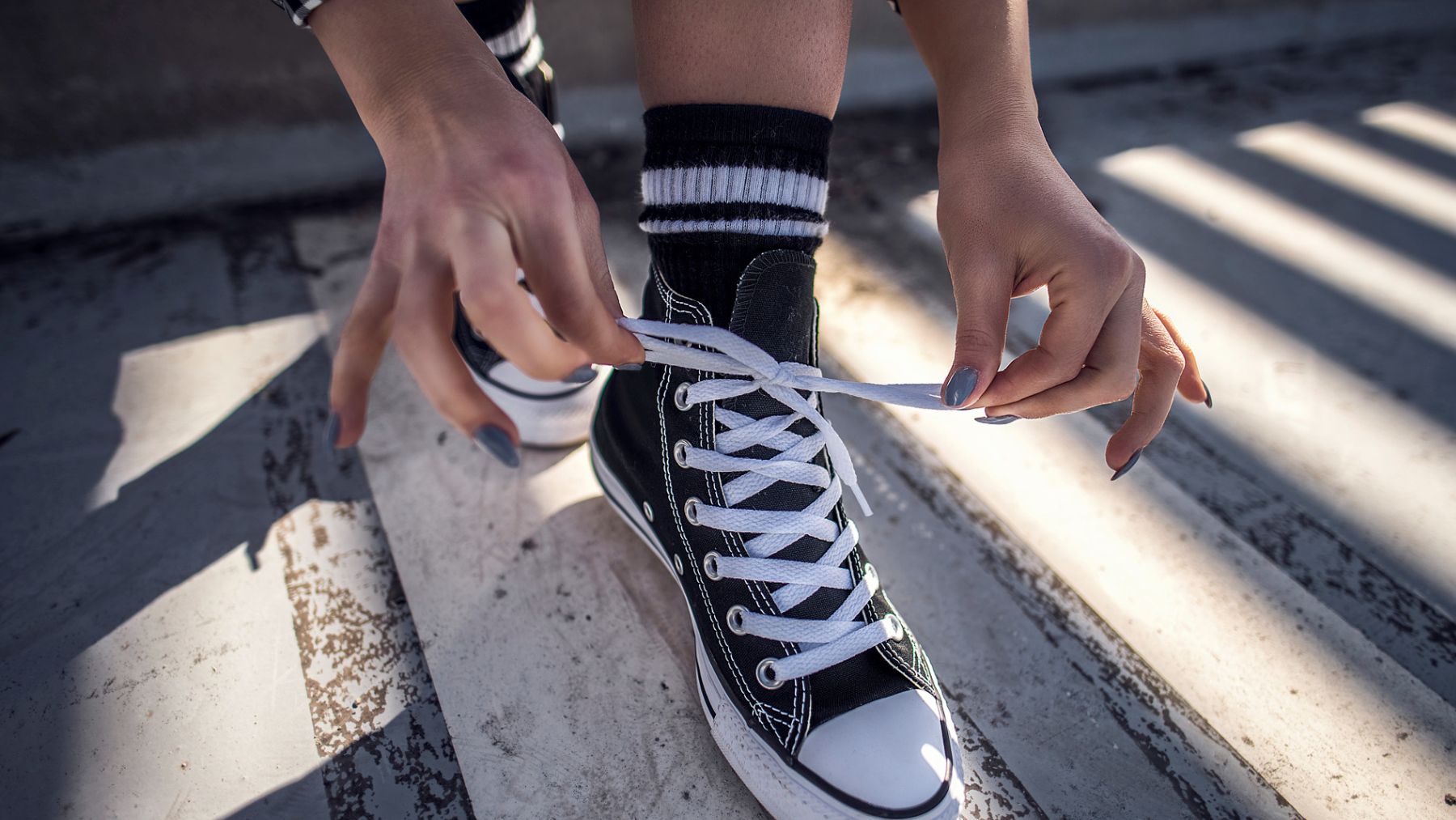 Unos impolutos cordones en las zapatillas. Foto: Freepik