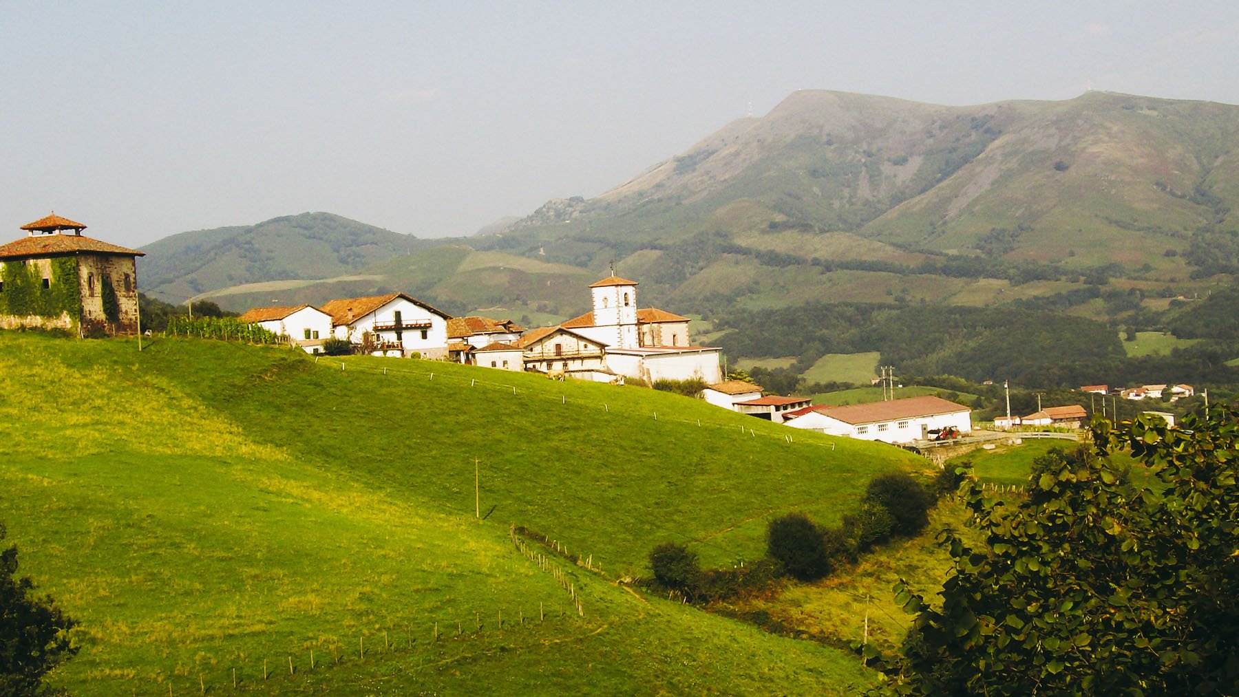 Vista panorámica de Azpilicuetagaraycosaroyarenberecolarrea. Foto: Janfri en Wikimedia Commons.