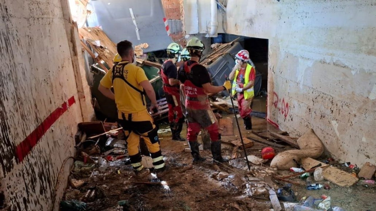 Un grupo de Bomberos de Mallorca trabaja en un parking de Sedaví.