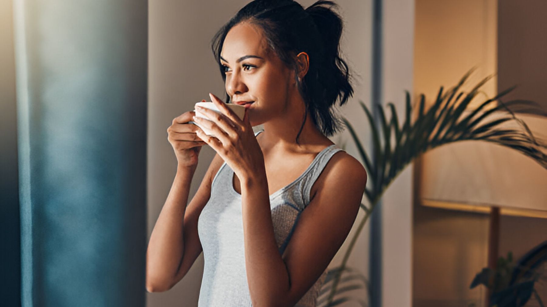 Mujer tomando café.